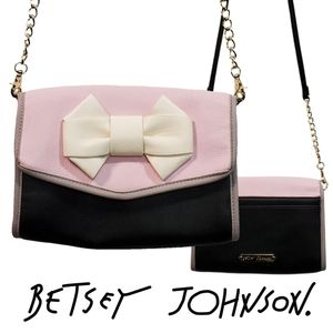 𝗕𝗘𝗧𝗦𝗘𝗬 𝗝𝗢𝗛𝗡𝗦𝗢𝗡 Crossbody